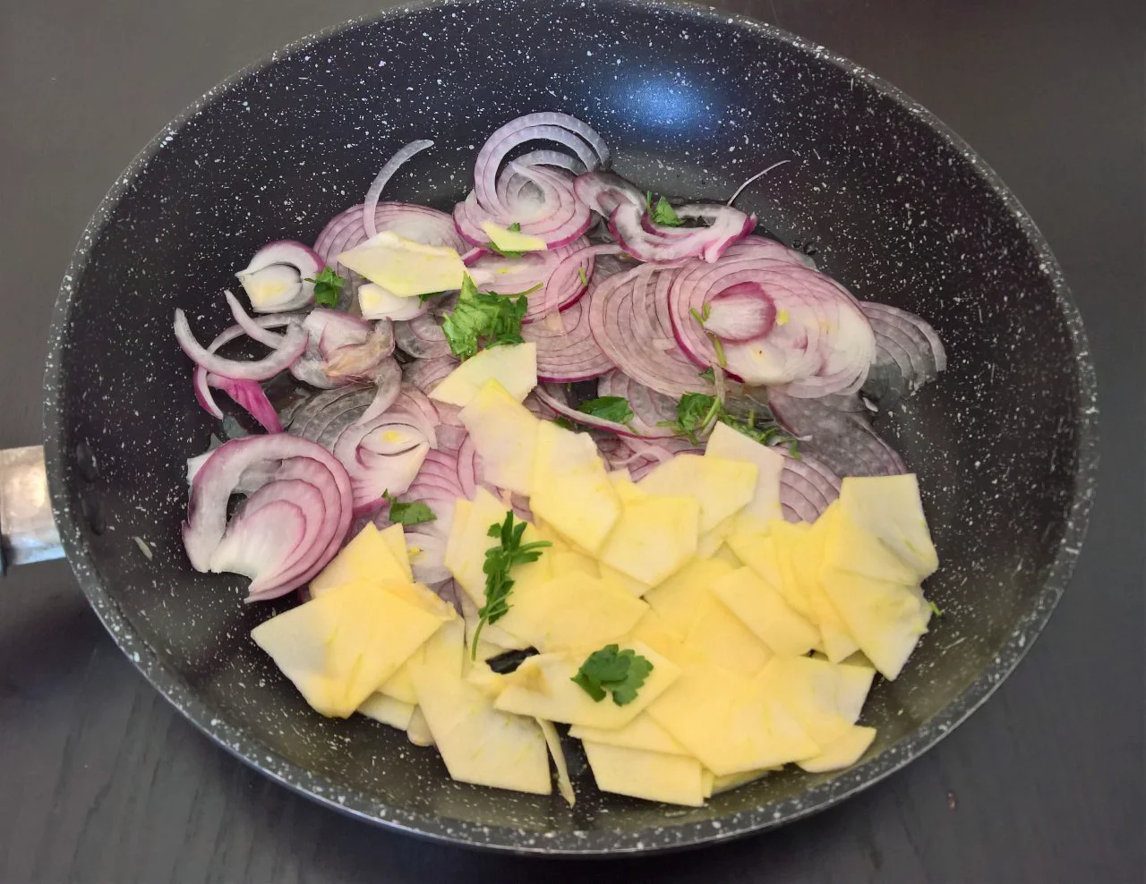 petto di pollo in salsa di cipolle e mele